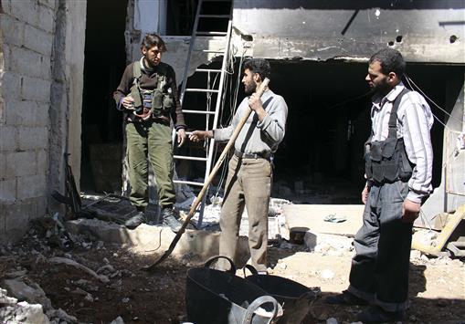 مسلحون في الغوطة الشرقية في ريف دمشق امس الاول (رويترز)