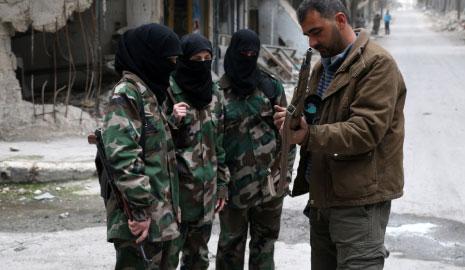 3 نسوة من «كتيبة عائشة» في حلب أول من أمس (أ ف ب) 