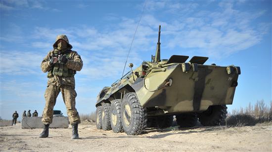 جندي أوكراني يقف على أحد الحواجز قرب الحدود مع القرم أمس (أ ب أ)