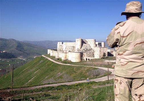 جندي سوري يراقب قلعة ا</body></html>