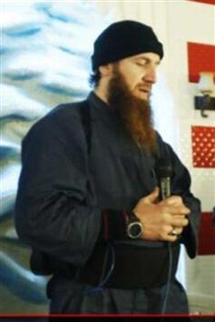 عمر الشيشاني مرتديا حزاما ناسفا