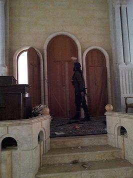 مسلح يدمّر الصلبان في كنيسة في كسب
