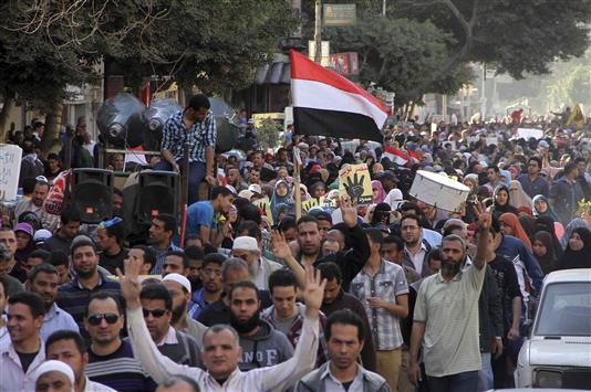 مؤيدو مرسي يتظاهرون في القاهرة أمس رفضاً لترشح السيسي للرئاسة (رويترز)