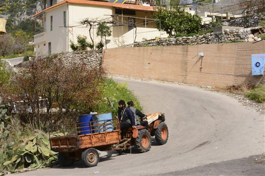 مسلحان على جرار في بلدة كسب السورية الحدودية مع تركيا امس الاول (رويترز)
