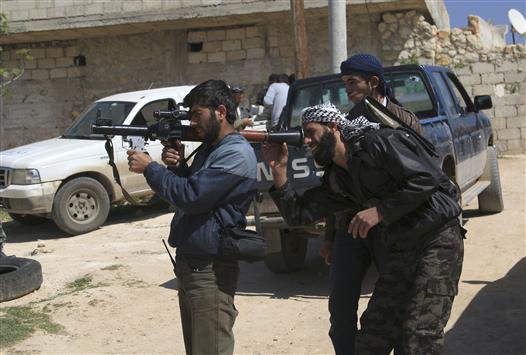 مسلحون يتدربون على اطلاق قذيفة في خان شيخون في ريف ادلب امس الاول (رويترز)