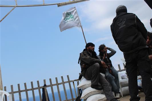 مسلحون من «انصار الشام» في موقع ذكروا انه في كسب في ريف اللاذقية الشمالي امس (ا ف ب)