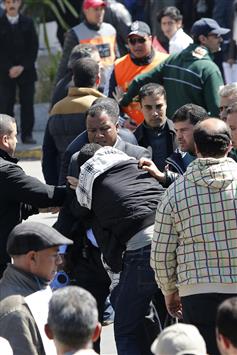 حالات اعتقال خلال تظاهرة مناهضة للحكومة في الدار البيضاء أمس (أ ف ب)