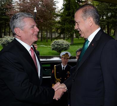 أردوغان يستقبل الرئيس الألماني يواخيم غاوك في أنقرة أمس (أ ب)