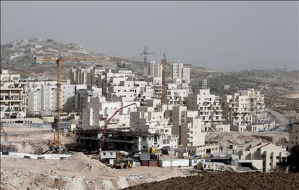 البناء في مستوطنة «هار حوما» في القدس المحتلة أمس (أ ف ب) 