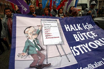 اتراك يتظاهرون ضد التقشف في الموازنة في انقرة امس (ا ف ب) 
