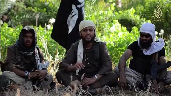 ابو المثنى اليمني يتوسط مسلحين في شريط فيديو بثه "داعش" امس الاول (رويترز)