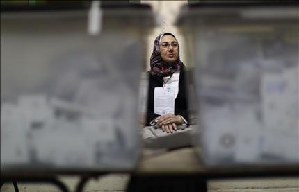 موظفة مصرية تشرف على صناديق الاستفتاء في الجيزة أمس الأول (ا ف ب) 