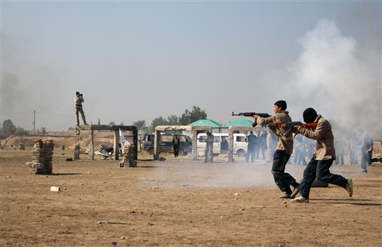 مراهقان يتدربان على القتال في الغوطة الشرقية في شباط الماضي (ا ف ب)