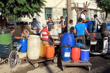 ينتظرون دورهم لتعبئة المياه في حلب أمس (الأناضول) 