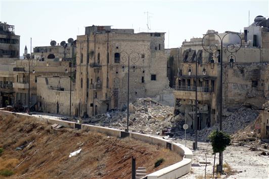 مباني تراثية متضررة في المدينة القديمة في حلب امس الاول (رويترز)