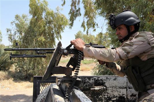 أحد عناصر قوات الأمن العراقية خلال مواجهات مع "داعش" في محافظة ديالى شمال العاصمة بغداد، أمس.(أ ف ب)
