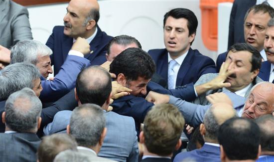 نواب معارضون وآخرون من الحزب الحاكم يتعاركون في البرلمان التركي في أنقرة أمس (أ ف ب)