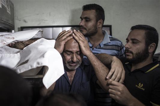 فلسطيني ينتحب بعد رؤيته جثمان قريب له استشهد في العدوان الاسرائيلي في مستشفى كمال عدوان في غزة امس (ا ب ا)