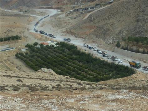 قافلة سيارات لعدد من أهالي عرسال تغادر البلدة عبر طريق ترابية (عبد الرحيم شلحة)
