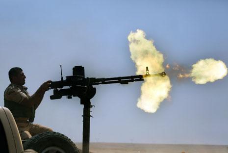 مقاتل من «وحدات حماية الشعب» الكردية في إحدى جبهات ريف الموصل (الأناضول)