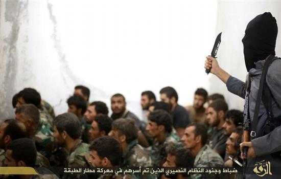 صورة وزعها "داعش" لجنود سوريين أسرى لديه