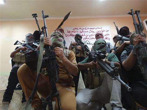 مقاتلون من العشائر العراقية في بلدة الحديثة شمال شرق بغداد (رويترز)