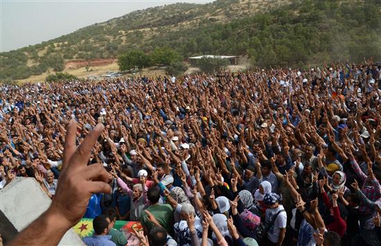 اكراد يشيعون شابا قتلته القوات التركية خلال احتجاجه على ازالة تمثال اول قائد لـ«حزب العمال الكردستاني» في ديار بكر امس (ا ف ب)