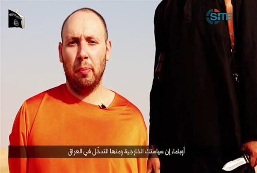 مشهد من مقطع الفيديو الذي وزعه "داعش" ويظهر فيه سوتلوف قبل ذبحه (أ ف ب)