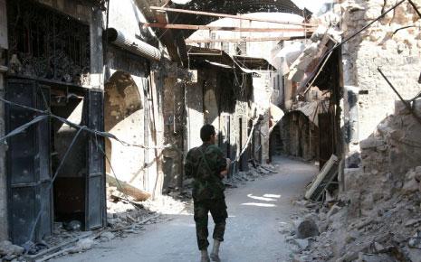 جندي سوري في أحد أحياء مدينة حلب أمس (أ ف ب) 