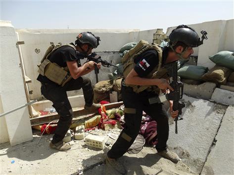وحدة من القوات الخاصة العراقية خلال مواجهات مع «داعش» في مدينة الرمادي، أمس الأول(رويترز)