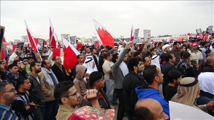 بحرينيون يتظاهرون في كرباباد، أمس («السفير») 