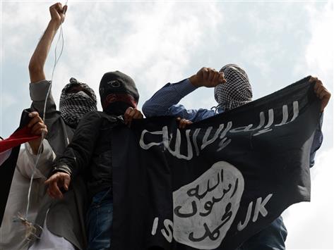 اسلاميون في كشمير يحملون راية «داعش» في 18 تموز الماضي (أ ف ب)