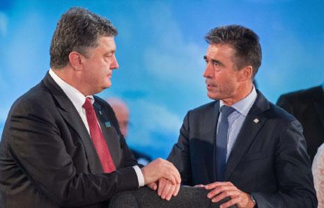 الأمين العام لـ»الحلف الأطلسي» والرئيس الأوكراني على هامش القمة (أ ف ب) 