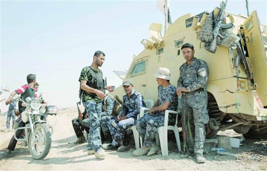عناصر من قوات الأمن العراقية في بلدة آمرلي، أمس.(رويترز)