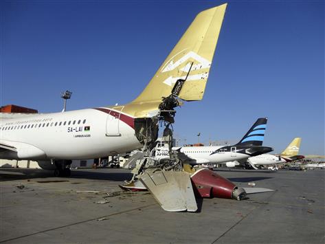 طائرة مدمّرة على مدرج مطار طرابلس الدولي، امس الاول (رويترز)