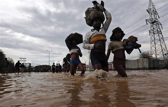 سكان سرنغار في قلب الطوفان اليوم (رويترز)