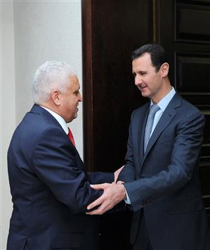 الأسد خلال استقباله الفياض في دمشق أمس (ا ف ب)