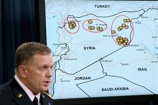 مدير العمليات في هيئة الأركان الأميركية المشتركة الجنرال وليم مايفيل قرب خريطة تظهر المواقع التي تعرّضت إلى الهجوم في سوريا أمس (ا ف ب)