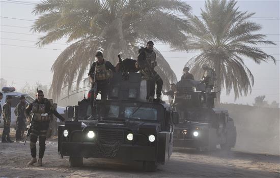 عناصر من الوحدات الخاصة العراقية في دورية خلال اشتباكات مع مسلحي "داعش" في منطقة المقدادية، في محافظة ديالى، أمس الأول (رويترز)