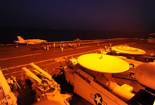 طائرة حربية تستعد للانطلاق من على متن حاملة طائرات في الخليج امس الأول (ا ف ب)