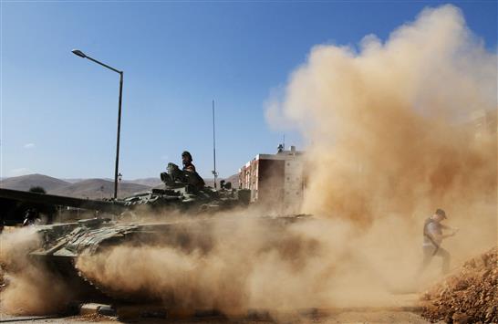 دبابة للجيش السوري في عدرا العمالية امس الاول (ا ب)