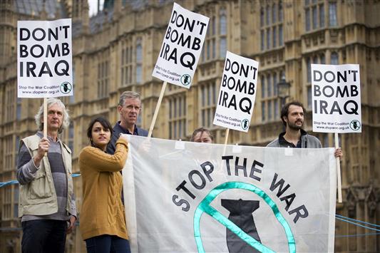 متظاهرون يطالبون بوقف الحملة العسكرية الأميركية في العراق، وسط العاصمة البريطانية لندن، أمس (أ ف ب)