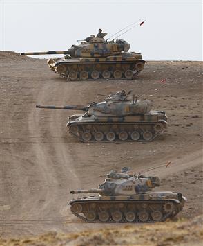 دبابات تركية قرب عين العرب على الحدود السورية أمس (رويترز)