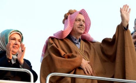 أردوغان وزوجته بالزي العربي أثناء زيارته مخيماً للاجئين السوريين في تركيا أمس (أ ف ب) 