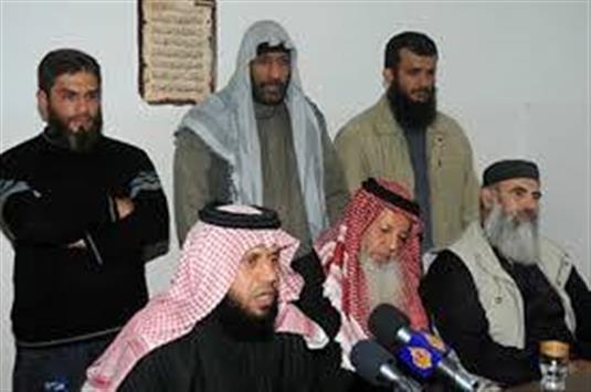 ابو سمير الأردني (وقوفا الى اليسار) وأمير المنطقة الجنوبية في "النصرة" ابو جليبيب (الى اليمين وقوفا)