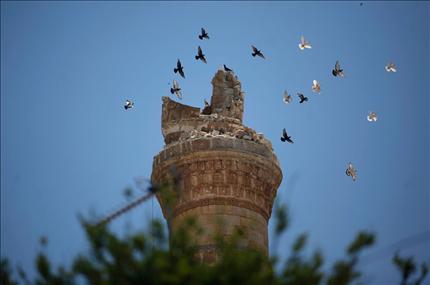طيور تحلق فوق مئذنة مدمرة في قرية اريحا قرب ادلب في 10 حزيران الماضي (ا ب) 