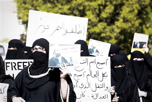 سعوديات يتظاهرن في العوامية امس احتجاجا على الحكم بإعدام نمر النمر (ا ب ف)