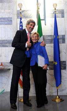 بونينو مع وزير الخارجية الأميركي جون كيري في روما (عن الانترنت)