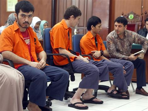 ثلاثة أتراك يُشتبه في انتمائهم إلى "داعش" يمثلون أمام محكمة في اندونيسيا.</body></html>