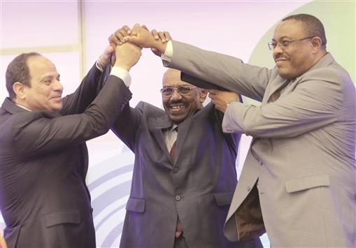 ديسالين والبشير والسيسي يتصافحون بعد توقيع اتفاقية سد النهضة في الخرطوم أمس (أ ف ب)